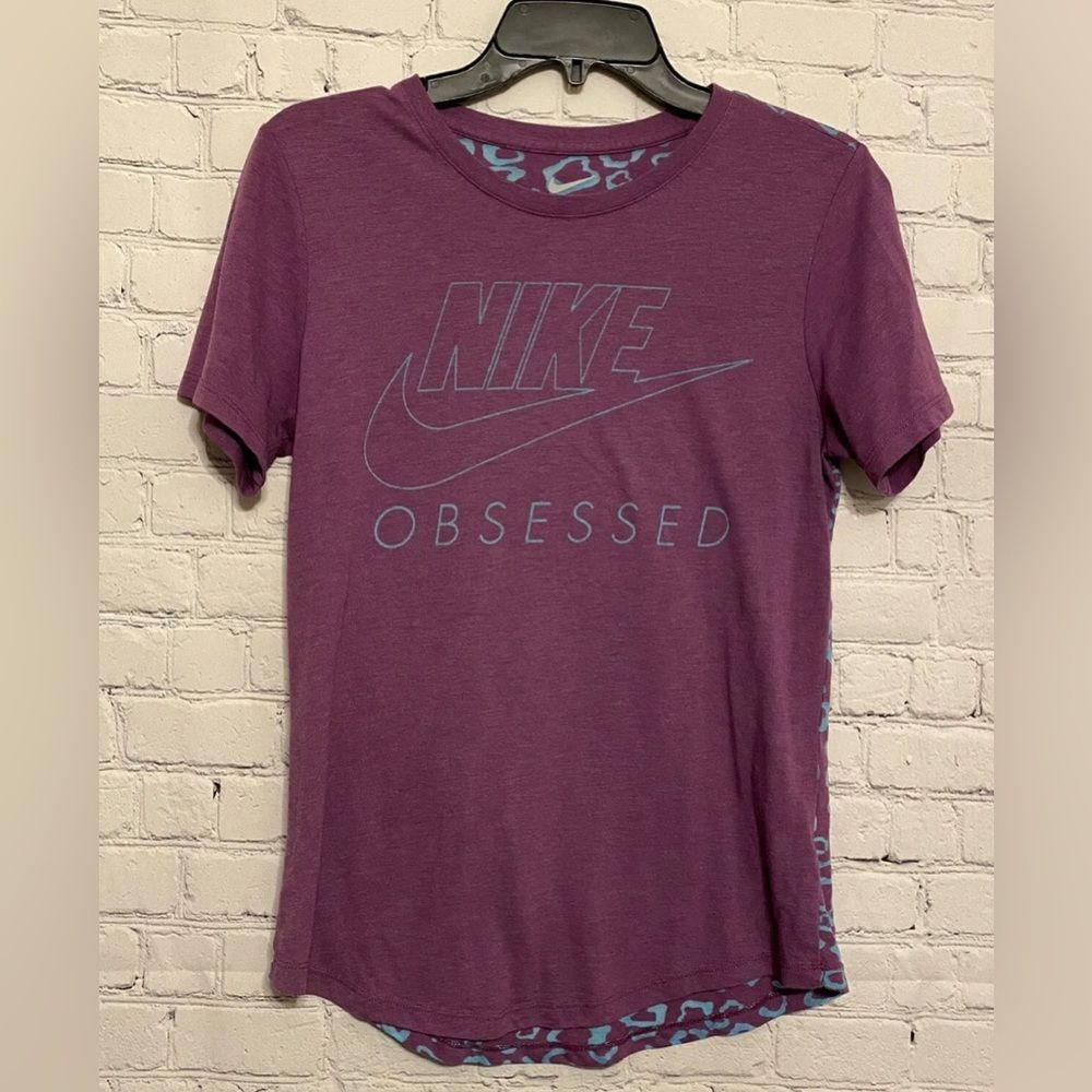 Nike Women’s T-Shirt Medium Purple Burnout Athletic Fit Short Shirt 686959